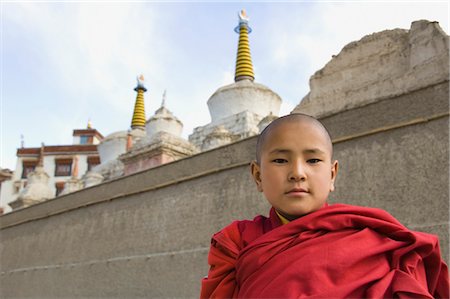 Moine enfant debout devant un monastère, le monastère de Lamayuru, Jammu and Kashmir, Ladakh, Inde Photographie de stock - Rights-Managed, Code: 857-03553764