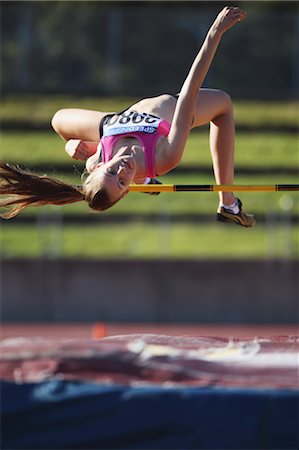 simsearch:858-05604961,k - Jeune athlète féminine effectuant le saut en hauteur Photographie de stock - Rights-Managed, Code: 858-05604686