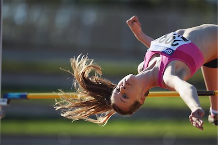 simsearch:858-05604961,k - Jeune athlète féminine effectuant le saut en hauteur Photographie de stock - Rights-Managed, Code: 858-05604688
