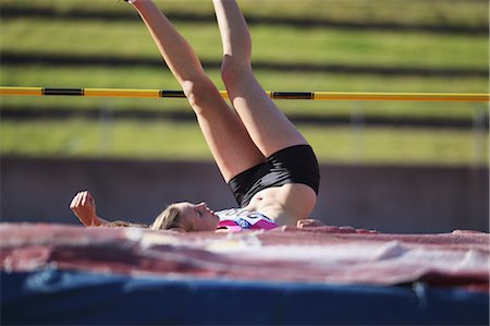 simsearch:858-05604961,k - Partie du corps de la jeune athlète féminine effectuant le saut en hauteur Photographie de stock - Rights-Managed, Code: 858-05604682