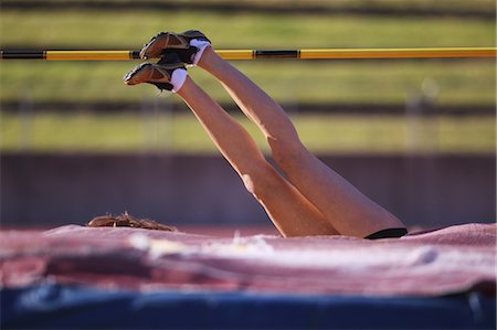 simsearch:858-05604961,k - Partie du corps de la jeune athlète féminine effectuant le saut en hauteur Photographie de stock - Rights-Managed, Code: 858-05604683