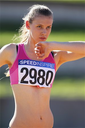 simsearch:858-05604961,k - Jeune athlète féminine effectuant le saut en hauteur Photographie de stock - Rights-Managed, Code: 858-05604958