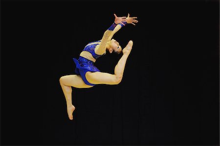 simsearch:632-01145004,k - Femme japonaise, exécution de gymnastique rythmique Photographie de stock - Rights-Managed, Code: 858-03799628