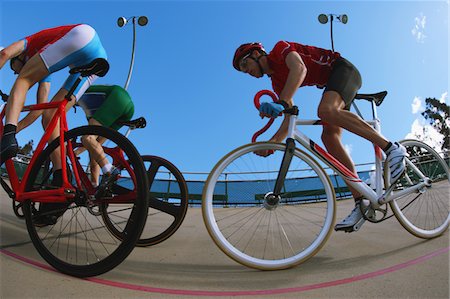 simsearch:853-06120449,k - Bicycle racers on velodrome Foto de stock - Con derechos protegidos, Código: 858-03799746