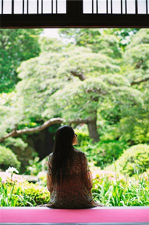 felt - Japanese woman sitting while looking at a garden Stock Photo - Rights-Managed, Code: 859-06404900