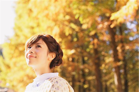 portrait looking away - Portrait of a Japanese woman in a white cardigan looking up Foto de stock - Con derechos protegidos, Código: 859-06404982