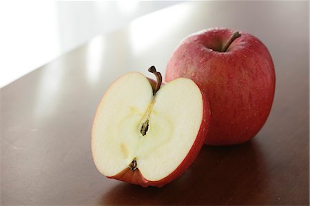 Red apples on a wooden table Stock Photo - Rights-Managed, Code: 859-06469894