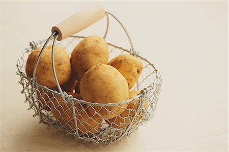 potaro - Potatoes in a metal basket on a table Stock Photo - Rights-Managed, Code: 859-06469995