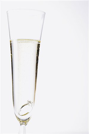 expensive jewelry - Glass of Champagne with a diamond ring in it Foto de stock - Con derechos protegidos, Código: 859-06470030