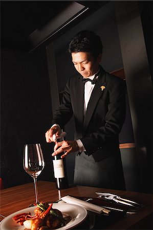 restaurant people - Sommelier opening a bottle of wine Photographie de stock - Rights-Managed, Code: 859-06537794