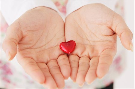 palm of hands - Heart shaped chocolate Foto de stock - Con derechos protegidos, Código: 859-06538020