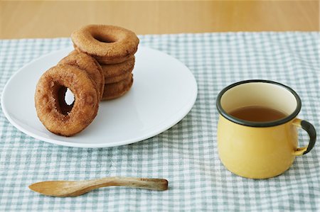 simsearch:859-06538435,k - Donuts and tea Stock Photo - Rights-Managed, Code: 859-06538380