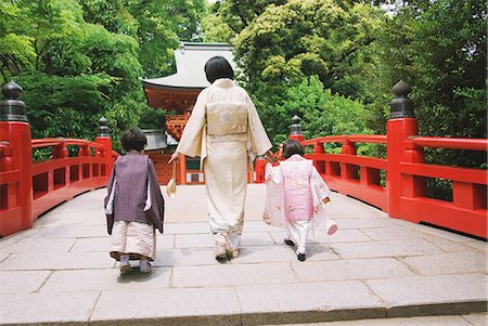 simsearch:859-06710957,k - Mother with children in kimonos for Seven-Five-Three Festival Stock Photo - Rights-Managed, Code: 859-06808361