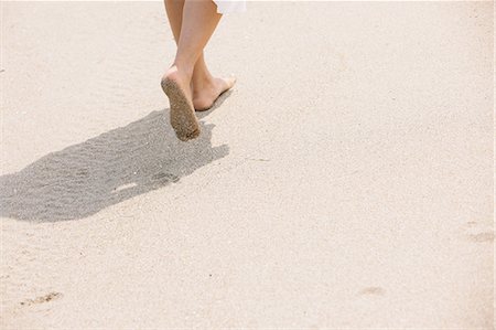 simsearch:622-06964353,k - Woman walking on the beach Stock Photo - Rights-Managed, Code: 859-06808502