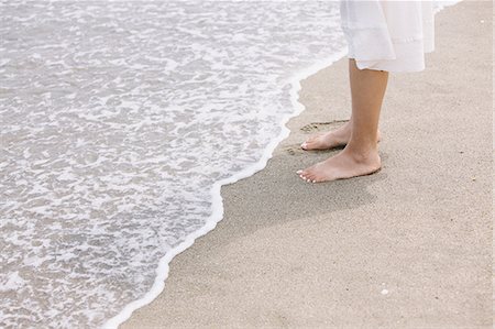 simsearch:622-06964353,k - Woman in a white dress on the beach Stock Photo - Rights-Managed, Code: 859-06808537