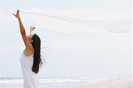 feel - Woman in a white dress with white cloth on the beach Foto de stock - Con derechos protegidos, Código: 859-06808559