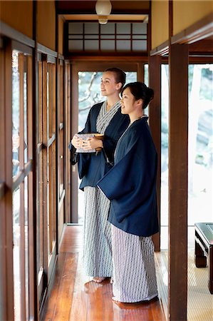 room mates - Caucasian woman wearing yukata with Japanese friend at traditional ryokan, Tokyo, Japan Foto de stock - Con derechos protegidos, Código: 859-08993793