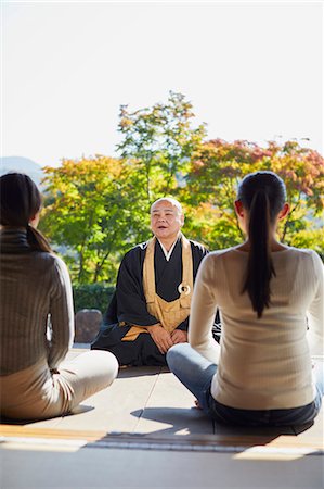 simsearch:859-06710957,k - Japanese priest preaching to women at a temple Stock Photo - Rights-Managed, Code: 859-09155312