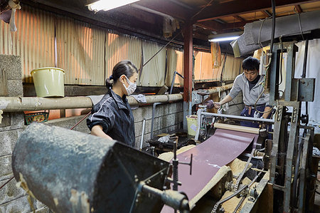 simsearch:693-06379747,k - Japanese artisans working in the studio Stock Photo - Rights-Managed, Code: 859-09193337