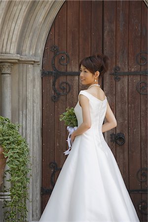 simsearch:859-03039180,k - Japanese Bride Standing with Bouquet Stock Photo - Rights-Managed, Code: 859-03039073