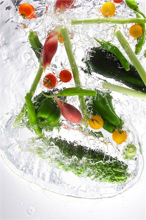 falling - Vegetables Splashing In To Water Stock Photo - Rights-Managed, Code: 859-03598635