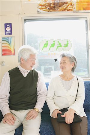 simsearch:859-03860700,k - Two senior adults talking while traveling on a train Foto de stock - Con derechos protegidos, Código: 859-03755516