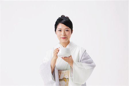 simsearch:859-03779954,k - Woman In Kimono Holding Japanese Tea Cup Stock Photo - Rights-Managed, Code: 859-03779948