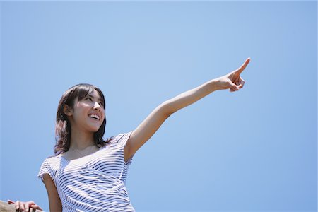 simsearch:614-06896117,k - Young Woman Looking Away And Pointing Stock Photo - Rights-Managed, Code: 859-03780172