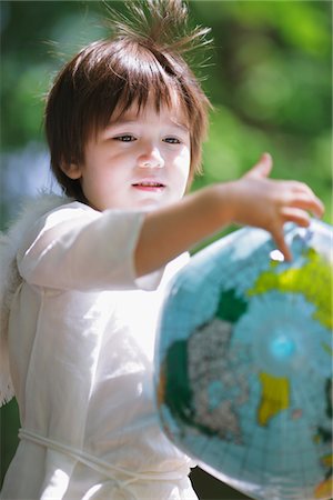 simsearch:859-03781926,k - Boy Holding Inflatable Globe Foto de stock - Con derechos protegidos, Código: 859-03781924