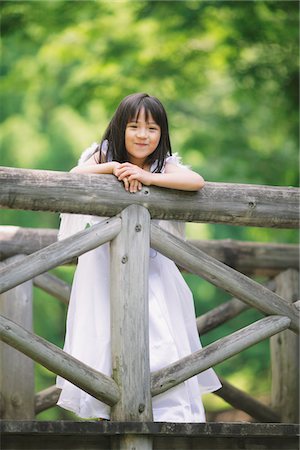 simsearch:859-03781926,k - Girl Standing on Wooden Bridge Foto de stock - Con derechos protegidos, Código: 859-03781928