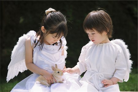 Children Playing with Rabbit Foto de stock - Con derechos protegidos, Código: 859-03781939