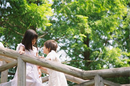 simsearch:859-03781926,k - Children Standing Together on Wooden Bridge Foto de stock - Con derechos protegidos, Código: 859-03781931