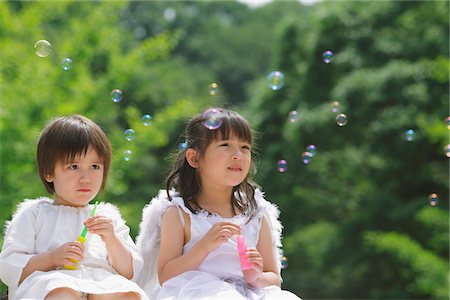 simsearch:614-06442834,k - Enfants jouant avec des bulles Photographie de stock - Rights-Managed, Code: 859-03781945