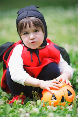 simsearch:859-03781926,k - Boy Dressed as Ladybird Playing in Park Foto de stock - Con derechos protegidos, Código: 859-03781966