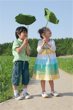 simsearch:859-03781926,k - Children Standing in Park Holding Leaves Foto de stock - Con derechos protegidos, Código: 859-03782439