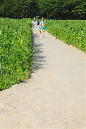 simsearch:859-03781926,k - Children Walking on Pathway in Park Foto de stock - Con derechos protegidos, Código: 859-03782432