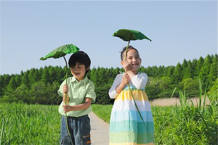 simsearch:859-03781926,k - Girl and Boy Standing in Park  Holding Leaves Foto de stock - Con derechos protegidos, Código: 859-03782440