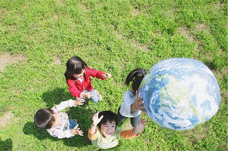 simsearch:859-03781926,k - Children Holding Inflatable Globe Foto de stock - Con derechos protegidos, Código: 859-03805820