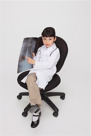 simsearch:693-06380036,k - Girl Dressed Up As Doctor Pointing To X-Ray Foto de stock - Con derechos protegidos, Código: 859-03806118