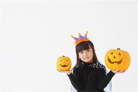 simsearch:859-03806258,k - Girl Dressed in Halloween Costume Handful with Pumpkin Foto de stock - Con derechos protegidos, Código: 859-03806271