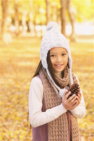 simsearch:859-03839388,k - Girl Holding Pine Cone Stock Photo - Rights-Managed, Code: 859-03839323