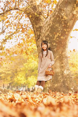 simsearch:859-03839388,k - Preteen Girl Leaning Against A Tree Stock Photo - Rights-Managed, Code: 859-03839354