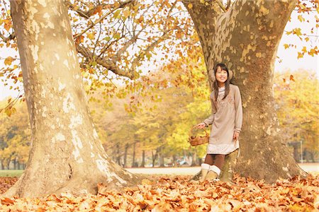 simsearch:859-03839388,k - Preteen Girl Leaning Against A Tree Stock Photo - Rights-Managed, Code: 859-03839355