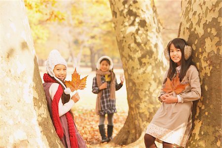 simsearch:859-03839388,k - Girls Leaning Against Tree Holding Maple Leaf Stock Photo - Rights-Managed, Code: 859-03839358