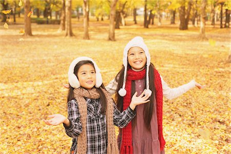 simsearch:859-03839388,k - Preteen Girls Playing With The Leaves In Autumn Stock Photo - Rights-Managed, Code: 859-03839366