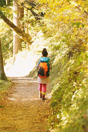 simsearch:859-03860700,k - Young Woman Walking Alone On Path Through Forest Foto de stock - Con derechos protegidos, Código: 859-03839533