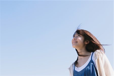 positive - Japonais adolescente sur fond de ciel bleu Photographie de stock - Rights-Managed, Code: 859-03839902