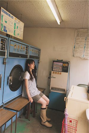 Young adult woman in Laundrette Foto de stock - Con derechos protegidos, Código: 859-03840074