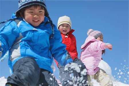simsearch:649-05657687,k - Enfants jetant la neige Photographie de stock - Rights-Managed, Code: 859-03840687