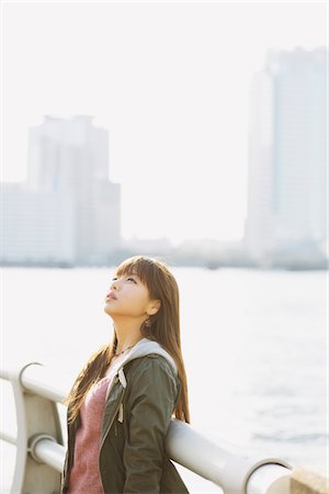 railing - Femmes japonaises permanent de garde-corps Photographie de stock - Rights-Managed, Code: 859-03860533